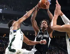 圣安东尼奥马刺关键时刻再遭质疑；志在社区盾名次提升；球迷炸锅；数据趋势出现新变化(圣安东尼奥马刺vs达拉斯独行侠)