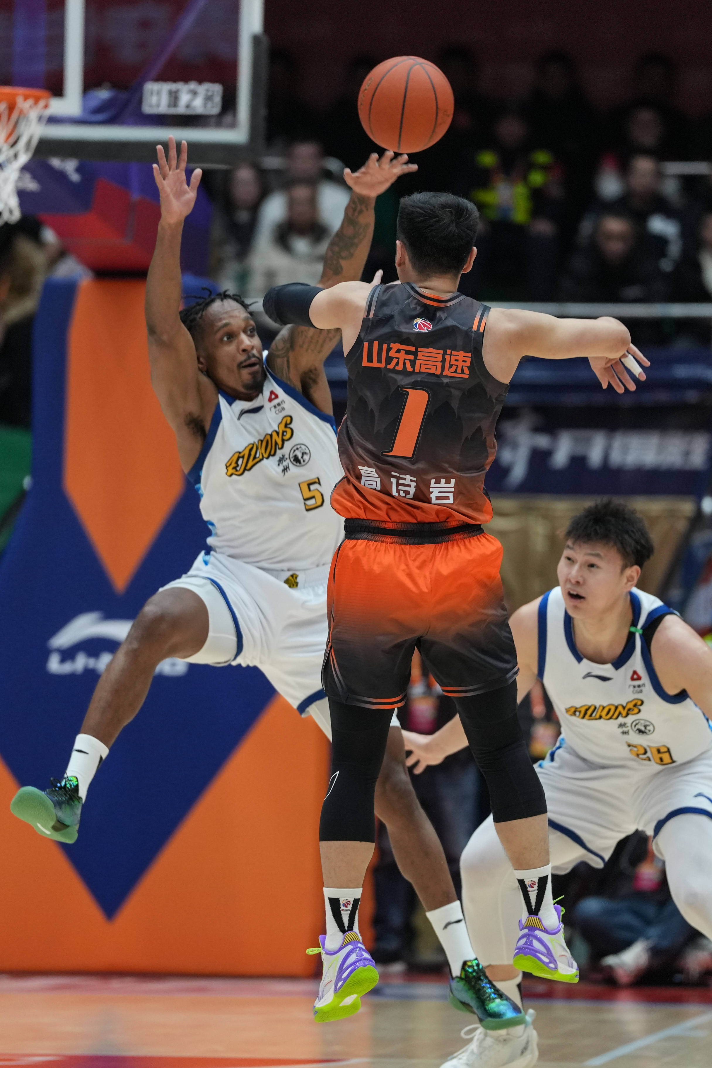 包含关键时刻山东男篮备战NBA常规赛东契奇连续二十场比赛得分超过逆转，风云突变上海海港集结日队长鼓劲瞬间刷屏的词条